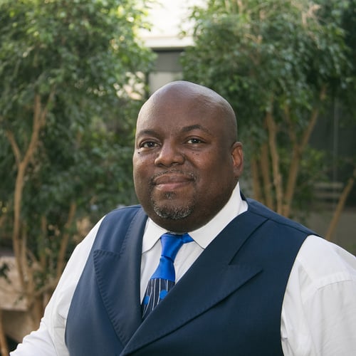 NICOLAS ELLEN Headshot
